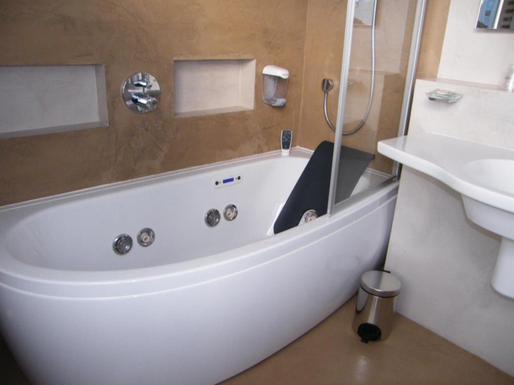 Cit'Hotel Saint-Pierre Viré エクステリア 写真